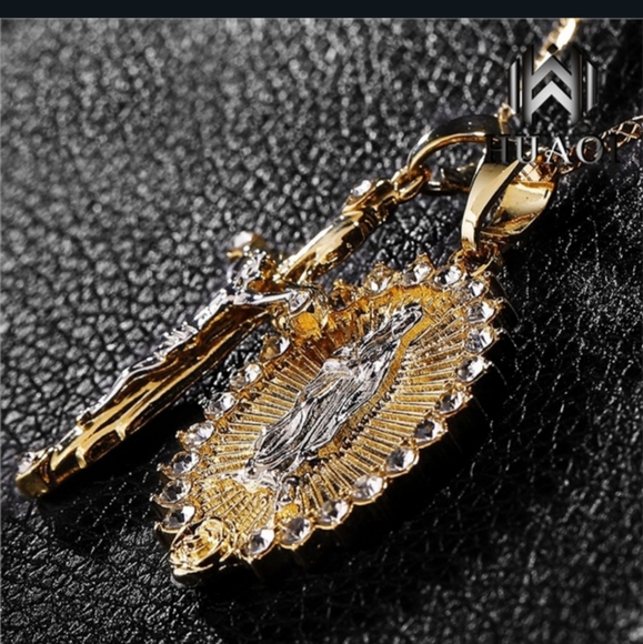 18 karat gold plated Crystal rhinestone cross pendant & 18 inch Chain - Picture 9 of 9